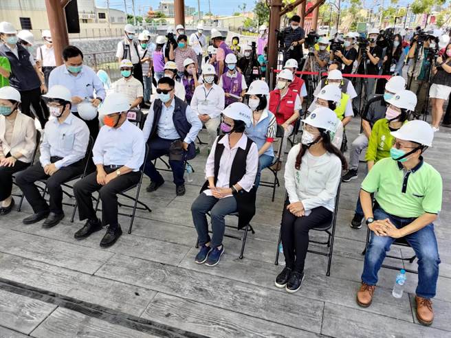 行政院长苏贞昌10日在王惠美和立委陈秀宝、黄秀芳、陈素月与前县长魏明谷等陪同下，前往视察路港溪风华再现计画及推动全国第一处径流分担场域。（吴敏菁摄）