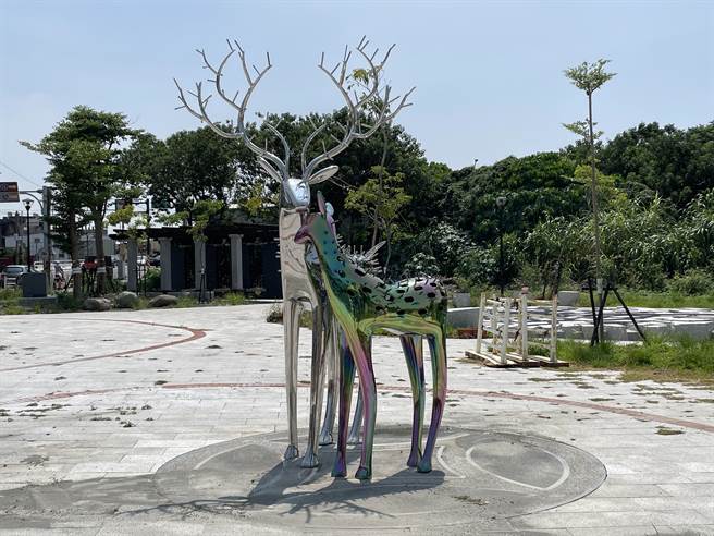 鹿港溪风华再现，水岸1.5公里，入口广场有二鹿公共艺术吸睛。（吴敏菁摄）