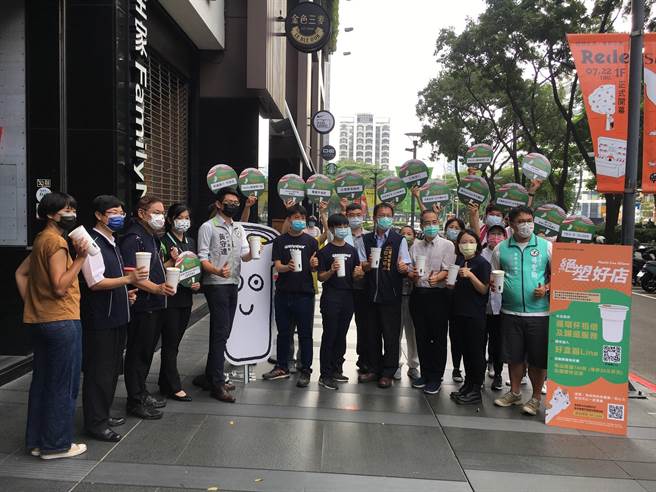 台中市环保局携手国际环保组织「绿色和平」，共同推动「草悟道商圈循环杯计画」。(环保局提供／林欣仪台中传真)