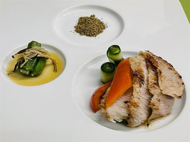 马告（山胡椒）搭配松阪猪肉。（新故乡文教基金会提供／廖志晃南投传真）