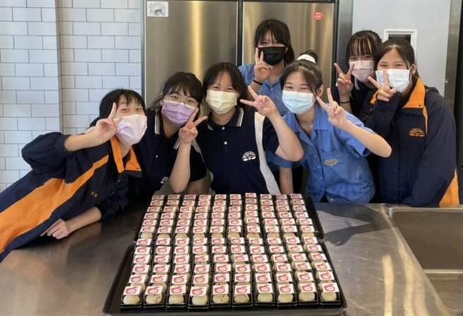 新北市竹林中學師生搭配商管專業職群試探課程，讓青少年從成本估算、商品製作、包裝設計、一路到完整成品送至銀髮長者手中。（竹林中學提供）