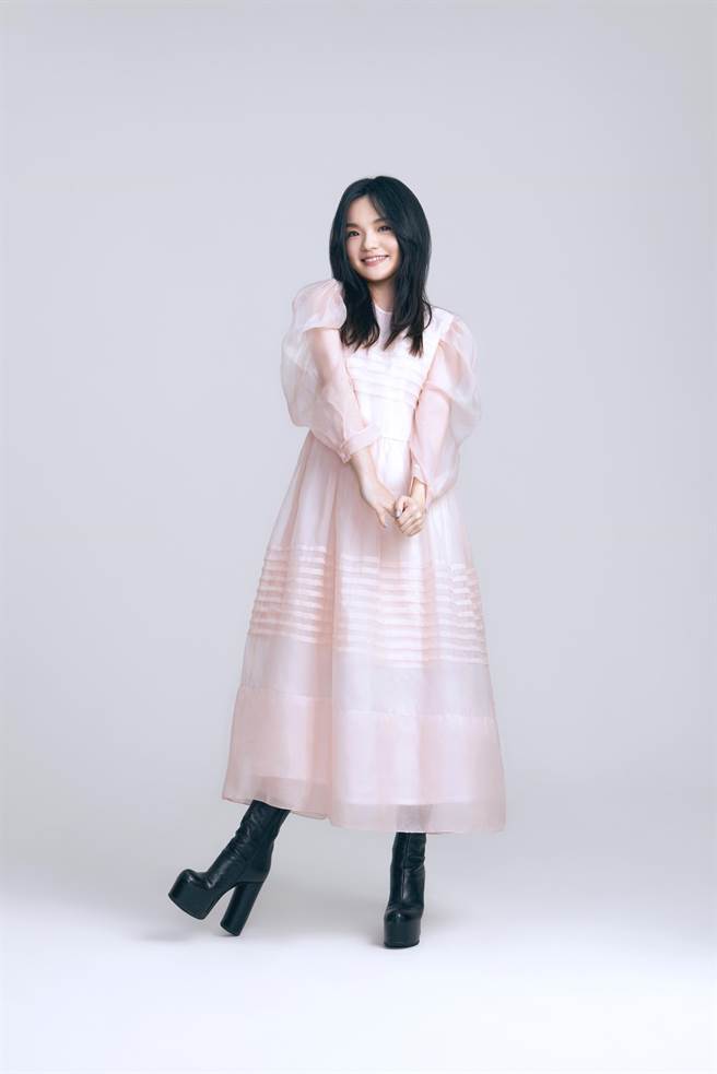 徐佳瑩推出睽違已久的全新單曲〈雛形〉。（亞神音樂提供）