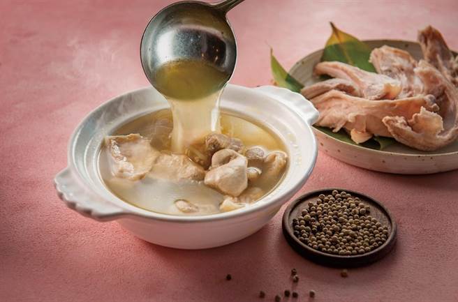 爱买汉来大饭店胡椒猪肚软排骨汤，每盒700g、240元。（爱买提供）