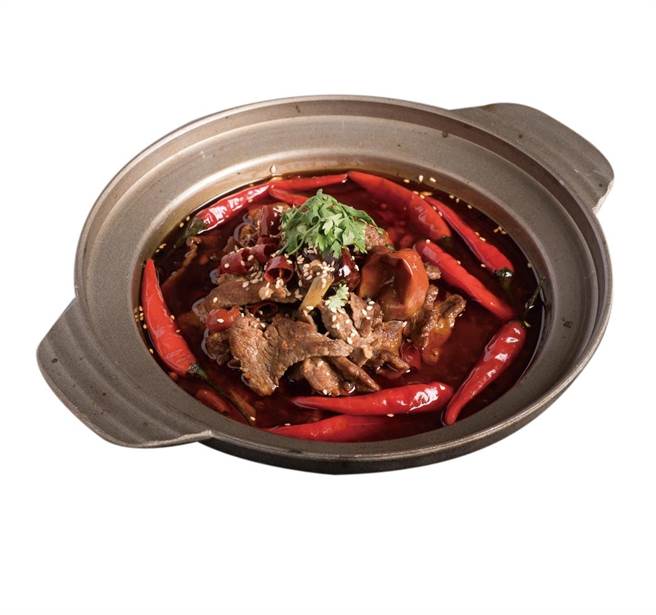 爱买六福皇宫水煮牛麻辣锅，每盒1500g、899元 。（爱买提供）