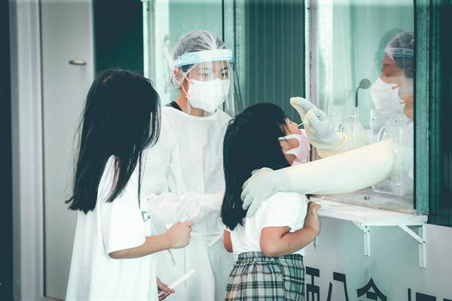 新北市今仍有3校2149名學生預防性停課，新北市教育局統計，截至今天下午5時，因有居家隔離個案經PCR採檢為陰性，明將有1校26人復課，明停課校數為2校，共2123名學生。圖為兩名女童10日前往江子翠篩檢區採檢。（羅永銘攝）