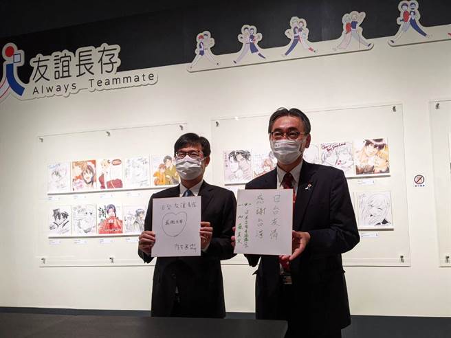 高雄巿長陳其邁（左）10日出席在駁二的「台日有情」動漫展，並與日本台灣交流協會高雄事務所所長加藤英次一同寫下祝福的話。（曹明正攝）