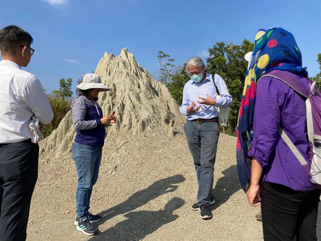 台湾第9座高雄泥岩恶地质公园审议通过，图为委员现勘乌山顶泥火山 。（高雄市农业局提供／林雅惠传真）