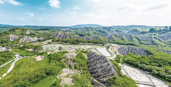 台湾第9座高雄泥岩恶地质公园审议通过，图为俯瞰月世界地景公园 。（高雄市农业局提供／林雅惠传真）