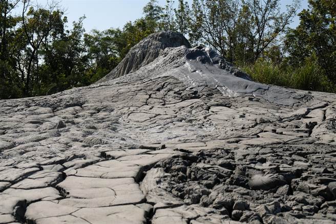台湾第9座高雄泥岩恶地质公园审议通过，图为乌山顶泥火山喷泥锥 。（高雄市农业局提供／林雅惠传真）