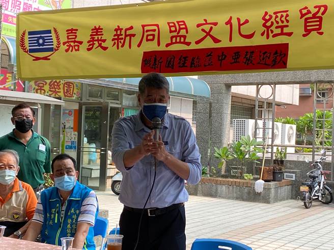 国民党党主席候选人张亚中今天下午到嘉义市经国新城与党员进行座谈。（张亦惠摄）