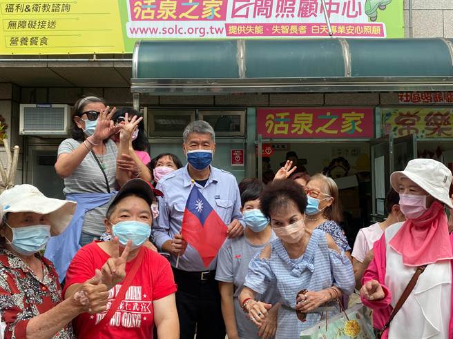 国民党党主席候选人张亚中今天下午到嘉义市经国新城与党员进行座谈，受到民眾热烈欢迎。（张亦惠摄）