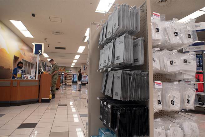 在911恐攻发生后，美军为保障官兵们的安全，极大程度减少基地与周边社区的交流。图为开设于美军横须贺基地内的商店。（图／DVIDS）