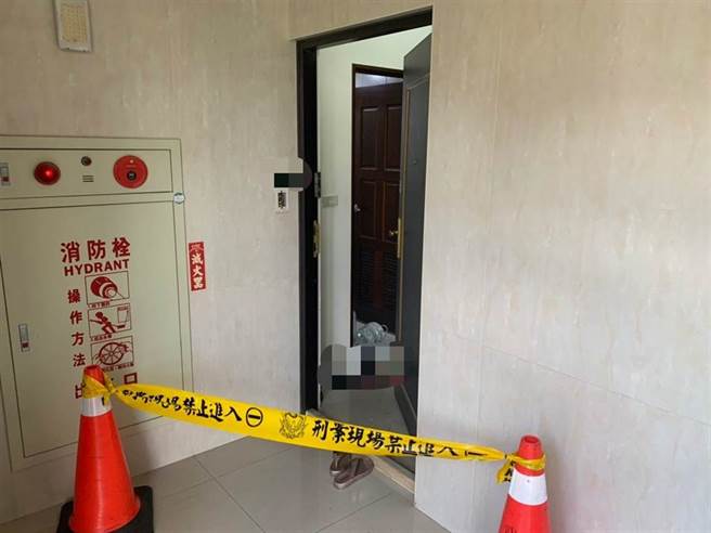 新北市莺歌区行政路某住宅今下午1时许传出凶杀案，62岁陈姓男子与林姓前妻发生财务纠纷，双方一言不合，陈男持水果刀捅死前妻。（警方提供）