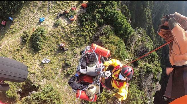 男攀登卓社大山严重腹痛，黑鹰直升机吊挂救援。（空勤总队第2大队第3队提供／廖志晃南投传真）