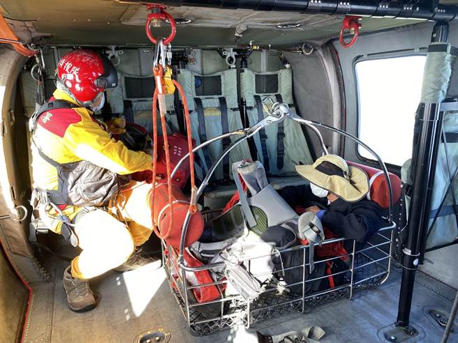 男攀登卓社大山严重腹痛，黑鹰直升机吊挂救援。（空勤总队第2大队第3队提供／廖志晃南投传真）