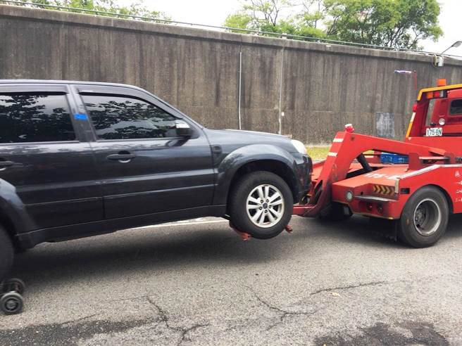北市水利處呼籲，已停放於河川區內之車輛，儘早駛離移至堤內。（北市水利處提供／楊亞璇台北傳真）