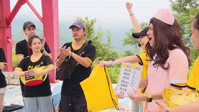 阿仓扮护士量体温。（三立提供）