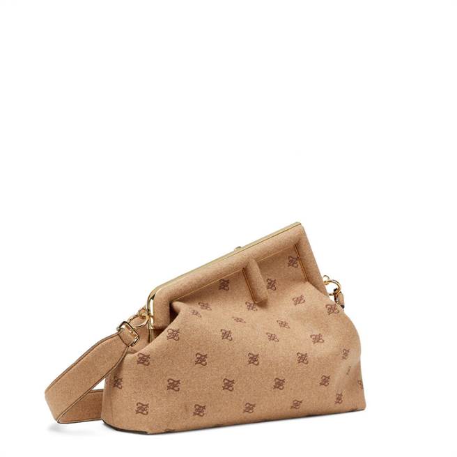 FENDI駝色法蘭絨FENDI First Medium手拿包，10萬6000元。（FENDI提供）