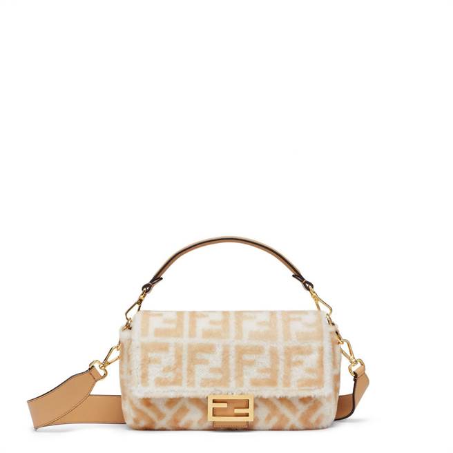 FENDI Baguette系列羊絨FF LOGO包，11萬5000元。（FENDI提供）