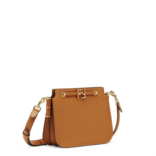 FENDI Touch系列焦糖色包款，7萬4000元。（FENDI提供）