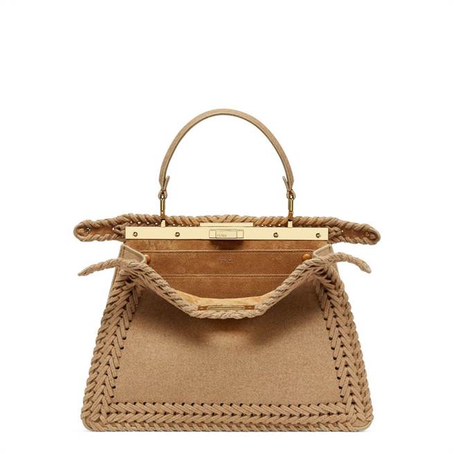 FENDI Peekaboo系列咖啡色法蘭絨ISeeU包，15萬8000元。（FENDI提供）