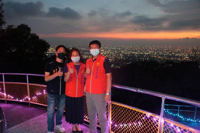 南投市长宋怀琳（中），欢迎大家夜游天空之桥。（南投市公所提供／廖志晃南投传真）