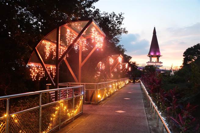 猴探井天空之桥，假日开放夜间营运。（南投市公所提供／廖志晃南投传真）