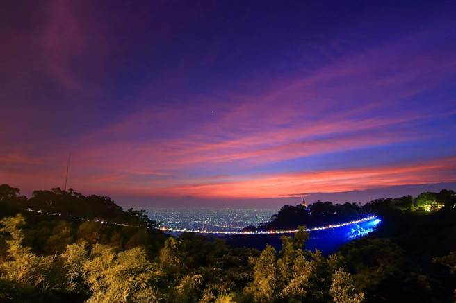 猴探井天空之桥，假日开放夜间营运。（南投市公所提供／廖志晃南投传真）