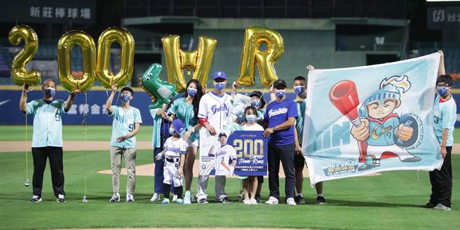 富邦悍將為林益全舉辦200轟頒獎儀式，邀請恩師林仲秋頒獎，家人也到場獻上祝福。（季志翔攝）