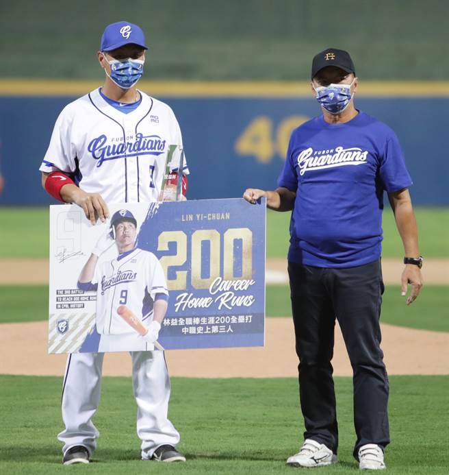 富邦悍將賽前為林益全舉辦200轟頒獎儀式，邀請林仲秋擔任頒獎嘉賓。（季志翔攝）