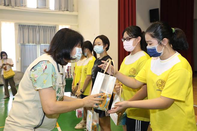 台南市「登月計畫」合民間企業贈送偏鄉學校免費衛生棉，市長夫人劉育菁代表轉贈給佳里佳興國中學生。（台南市教育局提供／劉秀芬台南傳真）