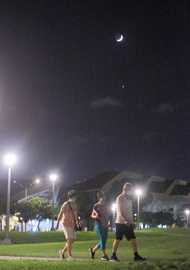 強颱璨樹來勢洶洶，中央氣象局10日晚間5點30分發布陸上颱風警報，台北盆地在颱風來臨前晴空萬里，夜晚民眾出外運動時仍可看見金星伴月的美景。（張鎧乙攝）