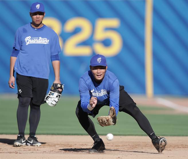 富邦悍將范國宸（右）。（季志翔攝）