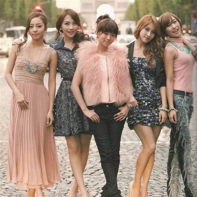 KARA昔日是人气女团，奎利(图右二)美艷外貌和好身材成为许多粉丝心中的女神。(图/ 摘自IG)