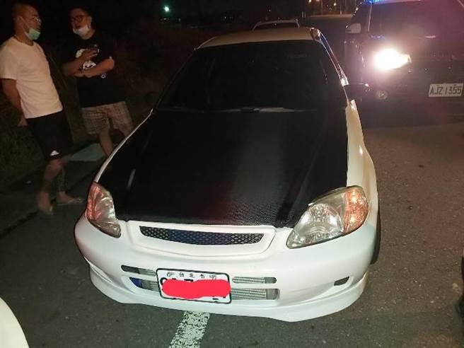 台南市佳里警分局追查改装车飙车案，查扣4辆车。（读者提供／刘秀芬台南传真）
