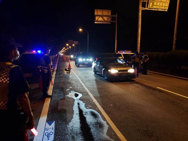 上月14日凌晨台84线接台61线往南路段有民眾竞速飙车，警方前往拦检。（读者提供／刘秀芬台南传真）