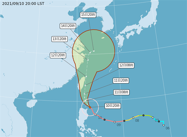 最新颱风预测路径有再往东偏移趋势，颱风中心点不会触陆，但暴风圈将垄罩全台湾。(气象局提供)