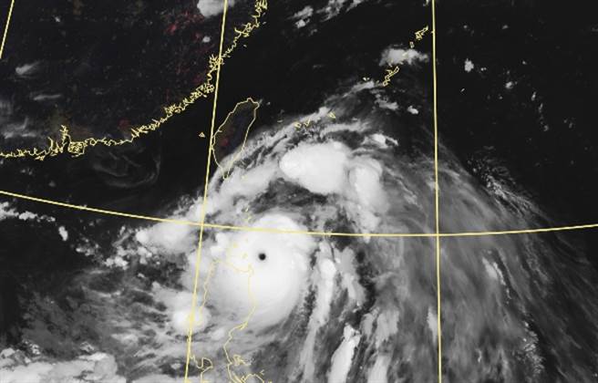 最新预报指出，颱风将沿台湾东部近海北上，暴风圈约在周六（11日）中午前后，触碰恒春半岛。(摘自气象局)