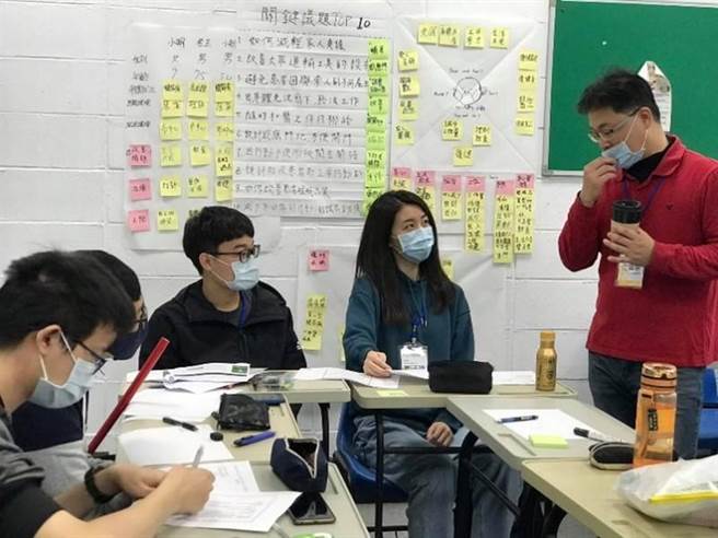 明志科大透过设计思考课程让不同科系学生针对问题进行讨论，再由老师进行可行方案检讨，提升学生解决问题的能力。（明志科大提供）