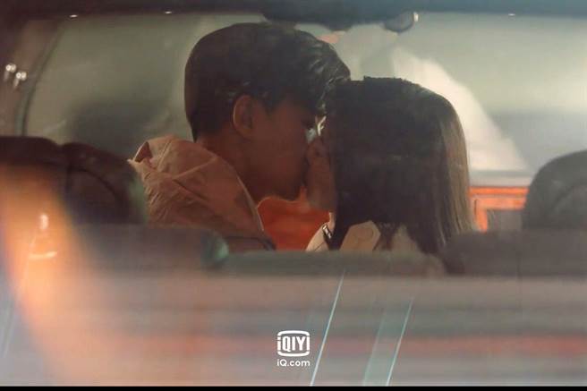 白鹿与任嘉伦甜密车吻。爱奇艺国际站提供