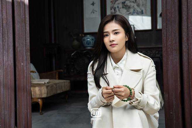  白鹿剧中主动追爱，机场初见任嘉伦追问联络方式。爱奇艺国际站提供