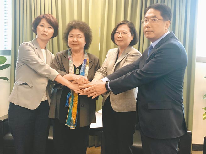 民进党正国会主张2022县市长提名全面初选，被指是为了立委陈亭妃（左一），针对台南市长黄伟哲（右一）而来。图为陈、黄2018年因初选撕破脸，最后蔡英文、陈菊出面，2人握手言和。（民进党中央提供）