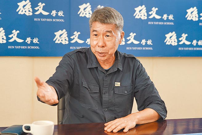 国民党主席候选人张亚中8日接受专访，此次党魁选举是他最靠近实践理想的一次，他有信心带领国民党「从竹竿变金刚杵」。（杜宜谙摄）