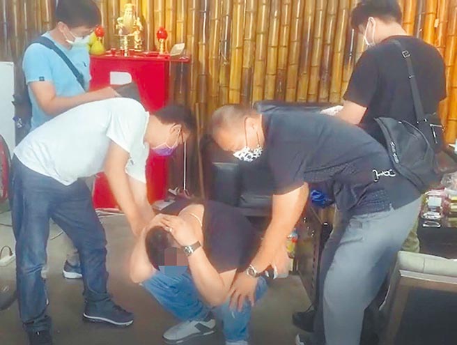 青堂设局仙人跳，遭警方强制逮捕。（警方提供）