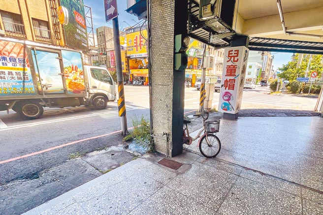 宜蘭縣禁止公共場所等處烤肉，鄰近道路的騎樓下也禁烤，在家烤肉以同住家人為原則，在外縣市工作、求學的縣民，返家烤肉不用擔心開罰。（李忠一攝）