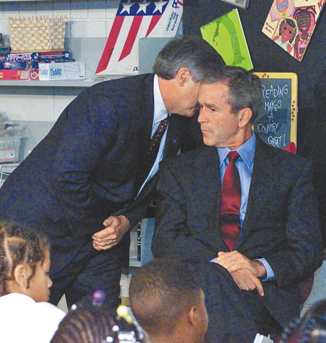 「911」恐攻當天，時任美國總統小布希正在佛州一所小學參訪，當接獲飛機撞擊世貿大樓的惡耗時，小布希一臉驚惶。（美聯社）