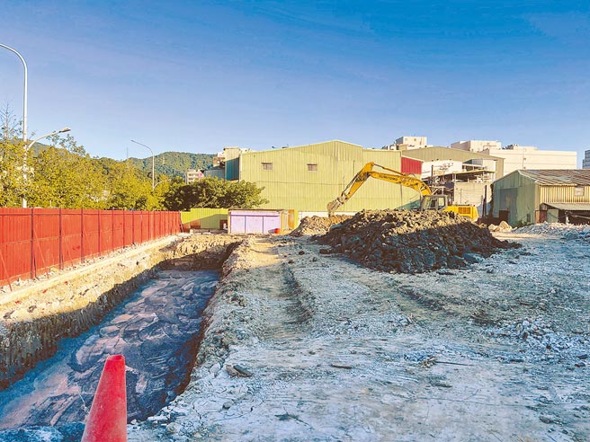 新北市環保稽查人員追緝違法棄置土方，發現棄土來源為1公里外的汐止某營建工地。（新北市環保局提供／葉德正新北傳真）