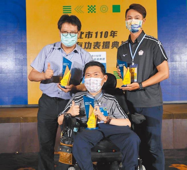 八里爱心教养院地板滚球黄金拍檔张孜维（中）、胡家荣（右）目标2024年巴黎帕运迈进为国争光，左为八里爱心教养院院长谢鑫敏。（新北市社会局提供／陈慰慈新北传真）
