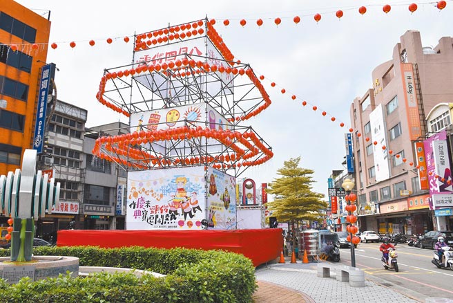 头份市今年4月8妈祖遶境活动，市公所在头份市上公园设置大型祈福斗灯，却因疫情取消妈祖遶境。（谢明俊摄）