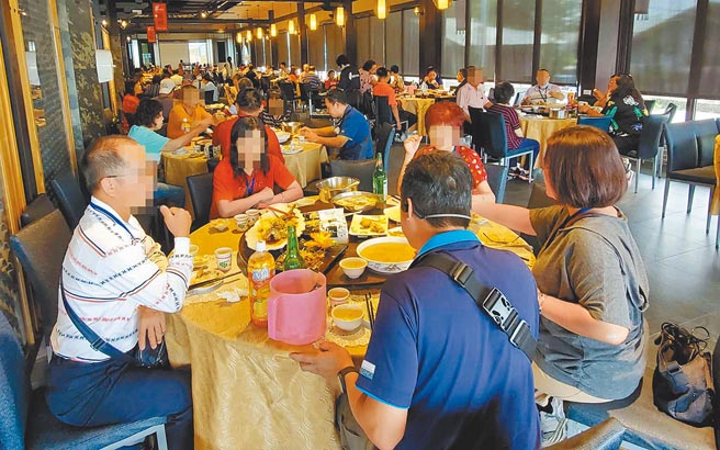 台中市府民政局长吴世玮说，餐厅用餐场所每区域均设置隔间，且每一隔间内不超过80人、用餐时维持社交距离就座。（民眾提供／陈世宗台中传真）